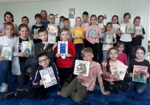 Uczniowie klasy III b prezentują wypożyczone książki M. Konopnickiej.